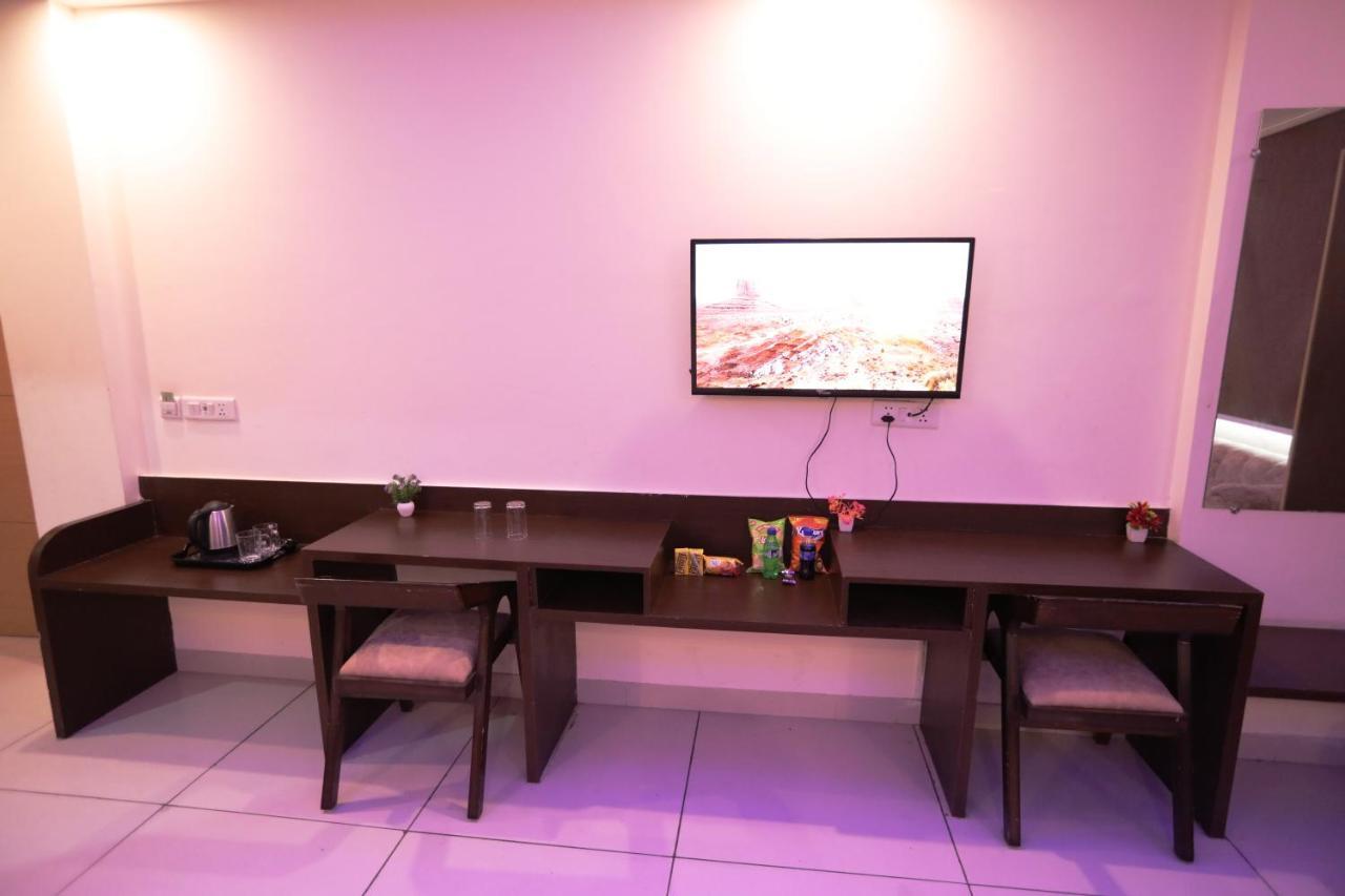 Hotel Citadel - Near Igi Airport 3*