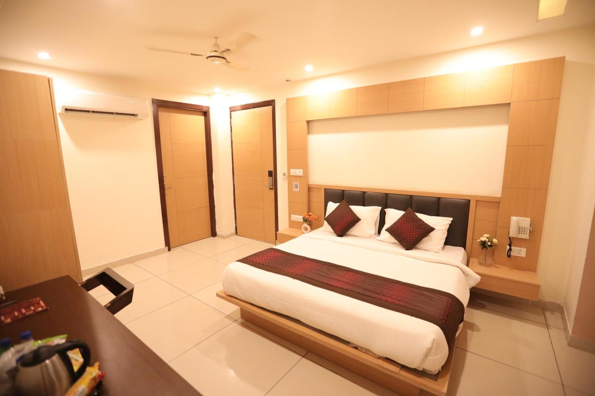 Hotel Citadel - Near Igi Airport